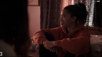 Marine en Velours à Rayures Jogging porté par Addy Hanlon (Herizen Guardiola) à Oser Me Saison 1 Épisode 5