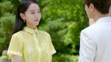 Jaune Rayé Blouse porté par Lee Yeon Seo (Shin Hye-sun) dans l'Ange de la Dernière Mission: l'Amour de l'Épisode 13