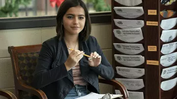 Veste bleu marine de Lizzy (Isabela Moner) dans Apprentis parents