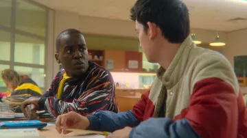 Le sweatshirt tigré Zara de Eric Effiong (Ncuti Gatwa) dans Sex Education (S02E03)