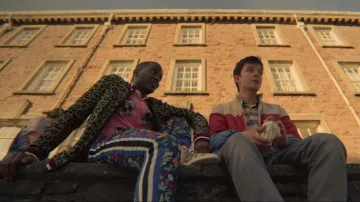 The pink shirt with skulls by Dickies of Eric Effiong (Ncuti Gatwa) in Sex Education (S02E01)