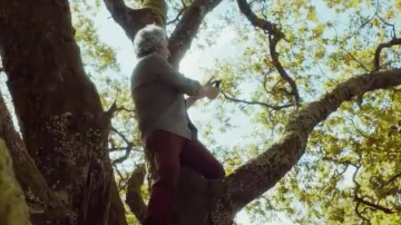 Pantalon bordeaux de Stéphane (Alain Chabat) dans #JeSuisLà