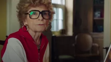 Criollos de oro grueso de Mme Picard (Michèle Moretti) en Ma Reum
