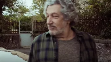 Chemise à carreaux kaki de Stéphane (Alain Chabat) dans #JeSuisLà