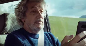 Pull bleu de Stéphane (Alain Chabat) dans #JeSuisLà