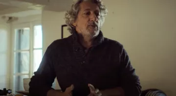 Pull en maille gris de Stéphane (Alain Chabat) dans #JeSuisLà