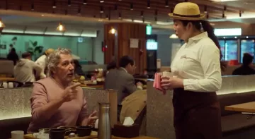 Pull rose de Stéphane (Alain Chabat) dans #JeSuisLà