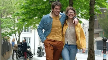 Chaqueta vaquera amarilla de Olivia Marigny / Shadow (Josephine Japy) en Mon Inconnue