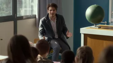Veste grise de Raphaël Ramisse / Zoltan (François Civil) dans Mon Inconnue