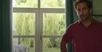Polo rojo de Stéphane (Florent Peyre) en Ma Reum