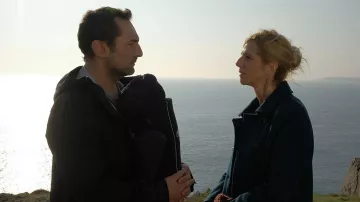 Veste coupe vent de Jean (Gilles Lellouche) dans Pupille