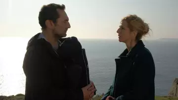 Veste coupe vent de Jean (Gilles Lellouche) dans Pupille