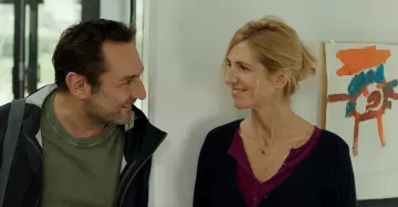 T shirt vert de Jean (Gilles Lellouche) dans Pupille