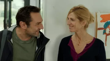 Cardigan noir a bouton de Karine (Sandrine Kiberlain) dans Pupille