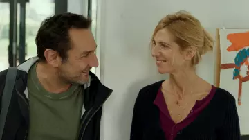 Cardigan noir a bouton de Karine (Sandrine Kiberlain) dans Pupille