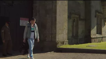 The jacket of faded denim with a hood and sleeves of the jersey of Adam Groff (Connor Swindells) in Sex Education (S02E02)