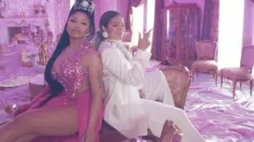 Blazer blanco oversize de Karol G en KAROL G, Nicki Minaj - Tusa