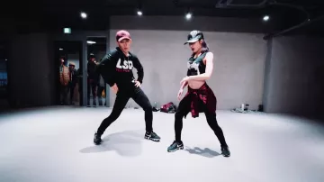 Sneakers Nike Air Max Tailwind 8 worn by both the 1st dancers (Koosung & MJ Lee) in Booty Man (Cheek Freaks Remix) - Redfoo / May J Lee & Koosung Jung Choreography