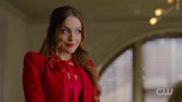 Vestido rojo de Fallon Carrington (Elizabeth Gillies) en Dinastía (S03E09)