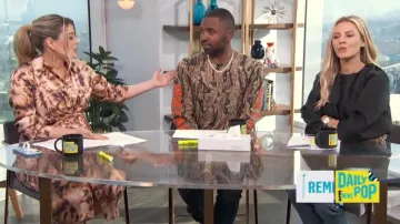 Totême Noir Réunis Col Chemisier porté par Morgan Stewart sur E! News Le 27 Janvier 2020