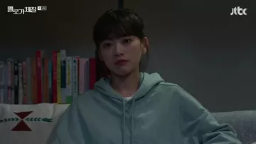 Sudadera con capucha Blue Crop usada por Im Jin Joo (Chun Woo-Hee) en Be Melodramatic Episodio 1