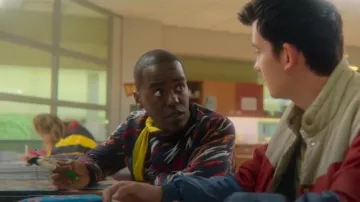 Black Tiger Brodé Pull porté par Eric Effiong (Ncuti Gatwa) dans l'Éducation Sexuelle de la Saison 2 Épisode 3