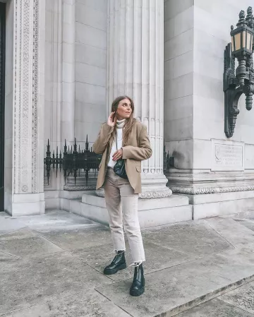 Sweater White of Sinead on the Instagram account @sineadcrowe