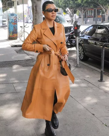 Fendi Zucca Mini Pochette usada por Kourtney Kardashian Hollywood 24 de enero de 2020