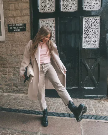 Bottes noires en Cuir de Sinead sur l'Instagram account @sineadcrowe