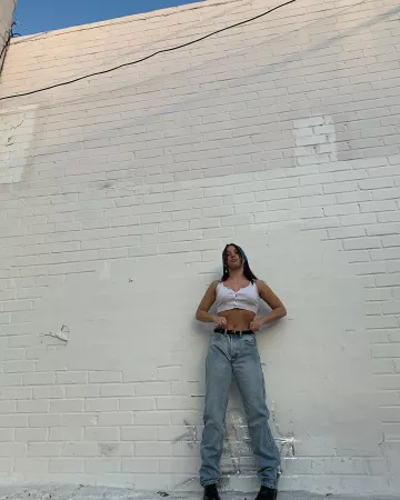 Brandy melville Light Wash Pantalones Vaqueros de Mackenzie Ziegler en la cuenta de Instagram @kenzie 28 de enero de 2020