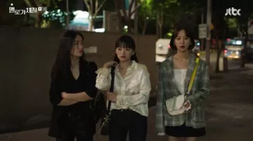 Bolso de hombro de cuero negro usado por Im Jin Joo (Chun Woo-Hee) en Be Melodramatic Episodio 5