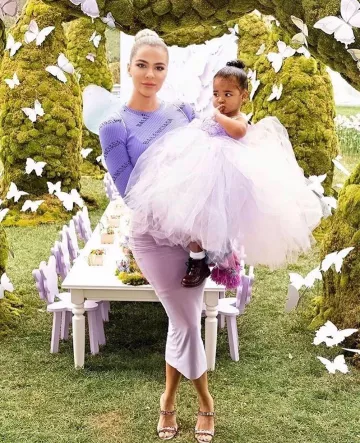 Balenciaga Logo Ribbed Jumper usado por Khloé Kardashian Stormi X Kylie Cosmetics Party enero 26, 2020