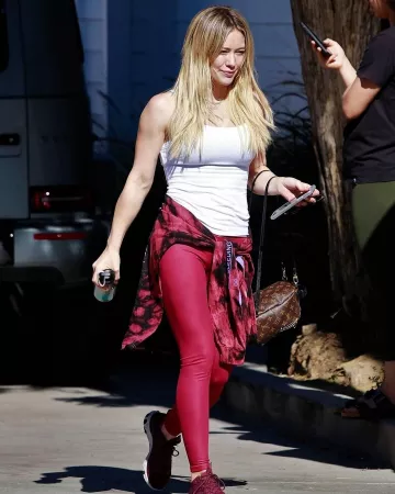 Nike React Element Sneakers usadas por Hilary Duff Los Ángeles enero 28, 2020