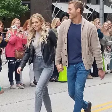 Mother Swooner Ankle Zip Jeans usados por Kelsey Weier enero 27, 2020