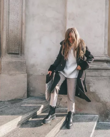 Sweater White of Sinead on the Instagram account @sineadcrowe