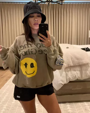 Prada Nylon Bucket Hat con logo usado por Kourtney Kardashian Idaho enero 28, 2020
