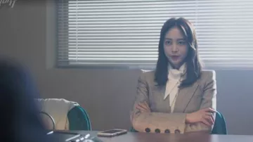 Grey Checked Wool Blazer worn by Ji Soo-hyun (Han Ye-seul) in Big Issue Episode 3