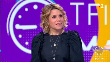 The top round neck puffed sleeves in Black cotton Laura Tenoudji in Télématin the 29.01.2020