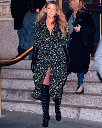 Christian Louboutin Fabiola Bouton Rouge de la Semelle Sur Le Genou de Démarrage porté par Blake Lively, La Section Rythmique Premiere 27 janvier 2020