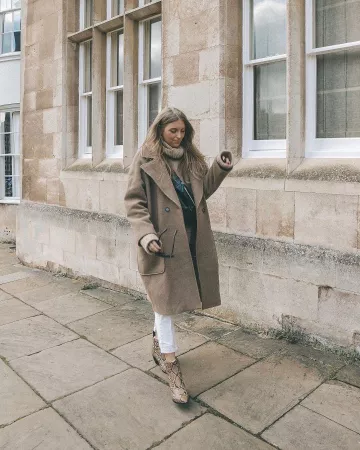 Beige Wool Coat of Sinead on the Instagram account @sineadcrowe