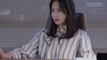 Rayures Cravate Chemisier porté par Ji Soo-hyun (Han Ye-seul) dans le Gros Problème de l'Épisode 7