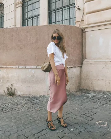 T-shirt White of Sinead on the Instagram account @sineadcrowe