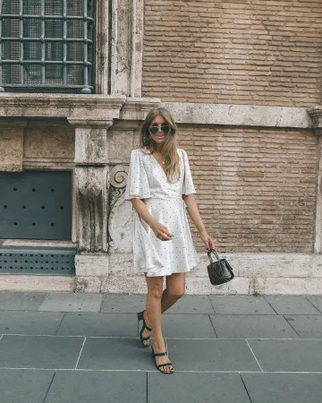 Asos diseña Mulas de Cuero Negro de Sinead en la cuenta de Instagram @sineadcrowe