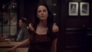 Le top épaules dénudées à fleurs porté par Kat Baker (Kaya Scodelario