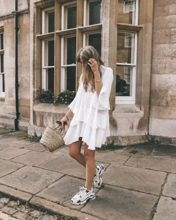 Zapatillas blancas y moradas de Sinead en la cuenta de Instagram @sineadcrowe