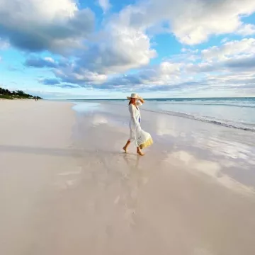 Treasure & bond Wide Brim Straw Hat of Tanya Foster on the Instagram account @tanyafosterblog