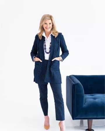 Chico's Long Navy and Sil­ver­tone Sin­gle-Strand Neck­lace of Tanya Foster on the Instagram account @tanyafosterblog
