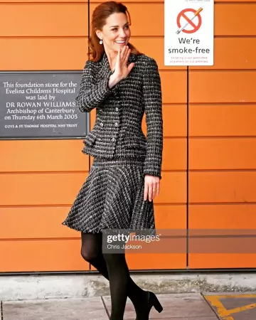 Dolce & Gabbana Bouton Orné Mélange de Laine Tweed Bouclé Mini Stations porté par Catherine, Duchesse de Cambridge Evelina London children's Hospital, 28 janvier 2020