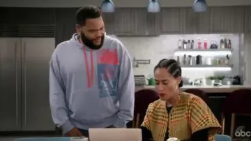 Bleu Rose Hoodie, portés par Andre "Dre' Johnson (Anthony Anderson), en black-ish Saison 6, Épisode 14