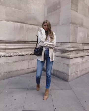 Mother Blue Denim Pants de Sinead en la cuenta de Instagram @sineadcrowe